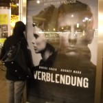 vor dem Filmplakat von "Verblendung"