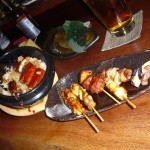 im Vordergrund: Yakitori-Spieße