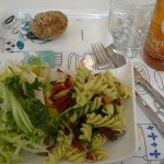 kleiner Salat im esstisch