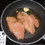 Jetzt kommt das Biofleisch vom Huhn in die Pfanne.