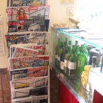 Lesestoff im Café Orient