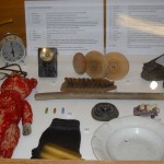 Teilaufnahme einer Vitrine von Christine Baumann für SPUREN LEGEN