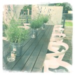 großer Tisch mit Lavendel auf der Terrasse