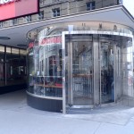 Rondell, Vitrine, Espressobar und auch vermeintlicher U-Bahn-Eingang