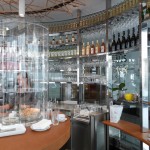links die Vitrine beherbergt vorerst einmal gebrannte Mandeln