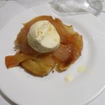 Apfeltarte mit Vanilleeis
