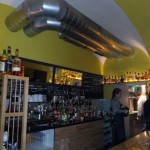 Die Bar ist gut bestückt und Cocktails im St. Ellas sehr beliebt.