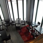 Blick vom Obergeschoß in die Nichtraucherbar