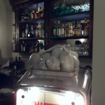 Blick auf die Bar; gäbe es Barhocker, könnte man "versumpern"...