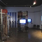 Einblick in den multimedialen 1. Stock der Ausstellung "Alle meschugge?"