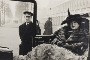 Inge Morath Verlegerin Eveleigh Nash mit ihrem Chauffeur; Buckingham Palace Mall, London, 1953 © Fotosammlung WestLicht, Wien