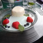Panna cotta auf Waldmeisterspiegel und Erdbeeren