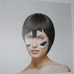 Die richtige Frisur und das passende Make Up können laut Adam Harvey vor der Überwachung mittels Gesichtserkennungssoftware schützen. Detail aus Faceless II