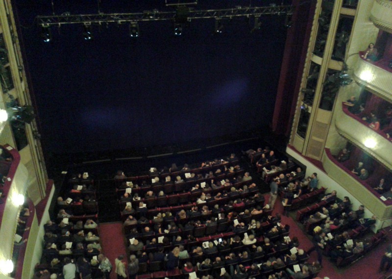 volles Haus in freudiger Erwartung ...