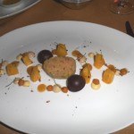 Entenleber, Kichererbsen, Ananas, Dunkle Schokolade um Euro 17,50: hervorragend die Entenleber, die Ananas der Saison entsprechend geschmacklich zu wenig intensiv, aber ideal zur dunklen Schokolade