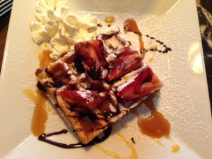 frische Waffeln mit Schokolade, Karamel, Schlagobers und Erdbeeren: das ist die halbe Portion!!