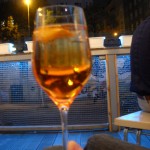 Abendstimmung auf der Terrasse das Badeschiffs mit Aperol Spritz
