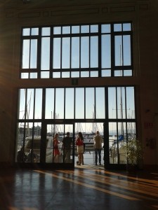 Der Salotto Vienna in Trieste - Blick auf den Hafen. 