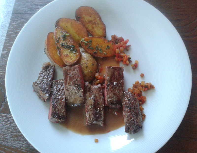 Steak Frites vom Lavasteingrill um Euro 24,00