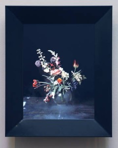 Ori Gersht, Standbild von Big Bang I, 2006 Film für LCD Flachbildschirm 72,4 x 59,7 cm Farbe, Ton Dauer: 4 min., 23 sek., Hirshhorn Museum and Sculpture Garden, Washington, DC, Joseph H. Hirshhorn Purchase Fund, 2008 (08.17) © Ori Gersht. Foto: Lee Stalsworth, Hirshhorn Museum and Sculpture Garden, Washington, DC