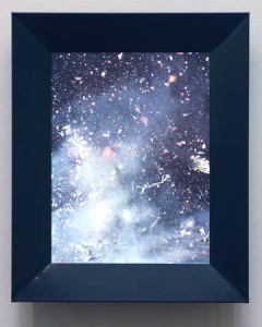 Ori Gersht, Standbild von Big Bang I, 2006 Film für LCD Flachbildschirm 72,4 x 59,7 cm Farbe, Ton Dauer: 4 min., 23 sek., Hirshhorn Museum and Sculpture Garden, Washington, DC, Joseph H. Hirshhorn Purchase Fund, 2008 (08.17) © Ori Gersht. Foto: Lee Stalsworth, Hirshhorn Museum and Sculpture Garden, Washington, DC