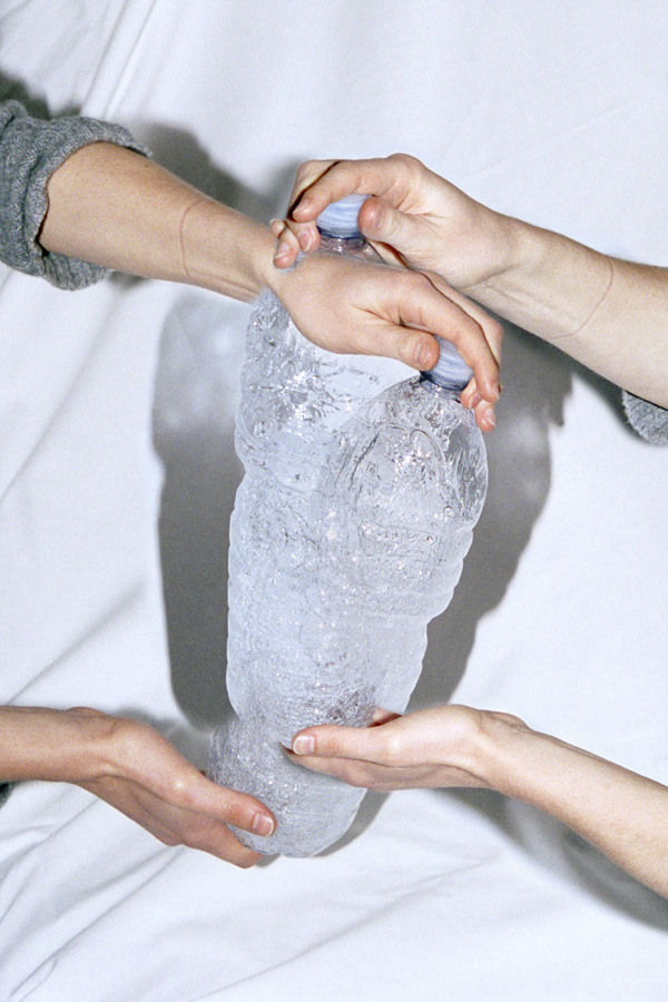 "Evelyn Shaking a Bottle of Water", 2013 Pigment-Print, 45 x 30 03_albdorf_florence