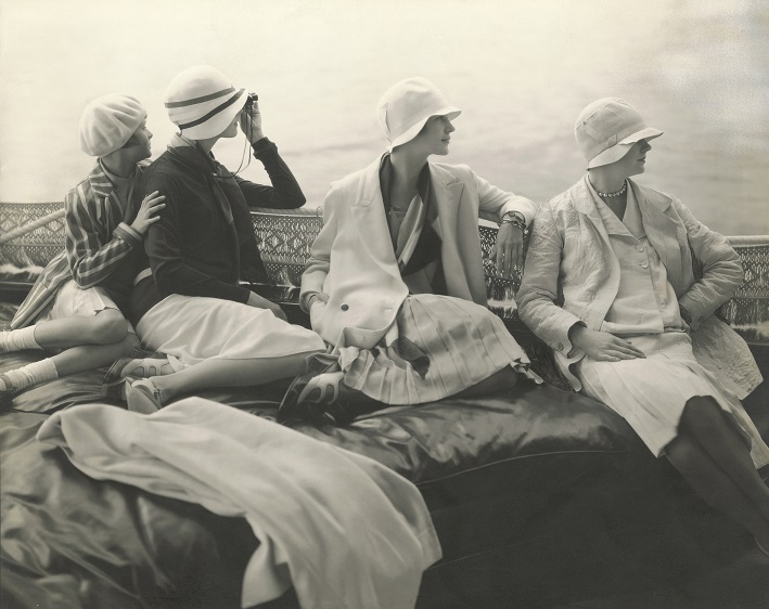 Auf George Bahers Yacht. June Cox in unbekanntem Design; E. Vogt in Chanel, mit einem Hut von Reboux; Lee Miller in einem Kleid von Mae und Hattie Green und einem Chanel- Schal; Hanna-Lee Sherman in unbekanntem Design, 1928 © 1928 Condé Nast Publications