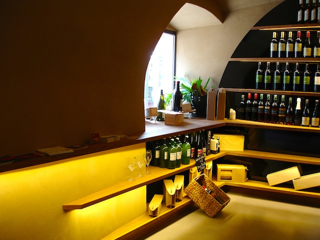 Einblick in die Vinothek wein.