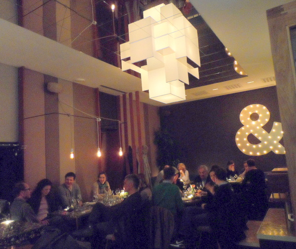 R&Bar, Blick von der Bar ins Lokal - kekinwien.at R&Bar, Blick von der Bar ins Lokal - kekinwien.at