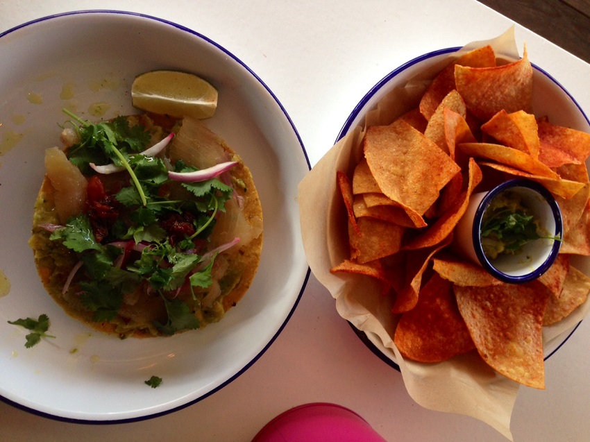 links die Tostada, rechts die Nachos mit Guacamole, Foto (c) Andrea Pickl - kekinwien.at