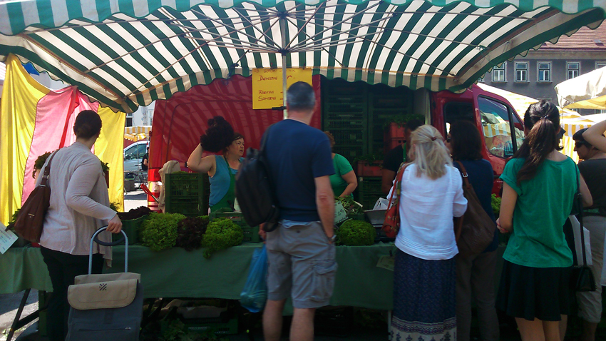 Helene Ziniel in ihrem Stand auf dem Bauernmarkt am Naschmarkt - kekinwien.at