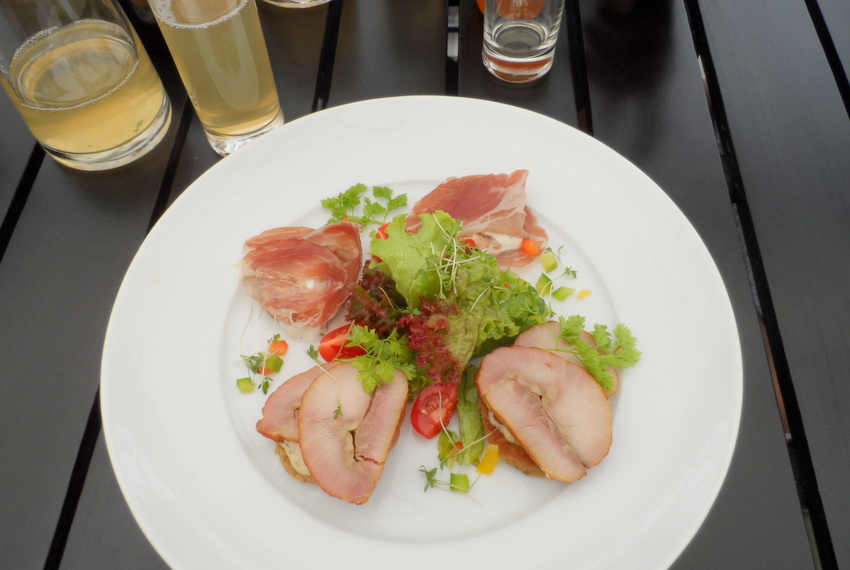 Zum Wohl Blinis mit luftgetrocknetem Labonca-Edelschopf und geräuchertem Stör aus dem Hause Grüll (Euro 12,40) - kekinwien.at