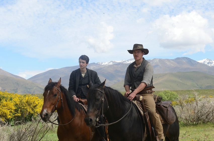 Slow west Jay Cavendish (Kodi Smit-McPhee) und Silas Selleck (Michael Fassbender) gemeinsam auf dem langen Weg nach Westen.  © Thimfilm