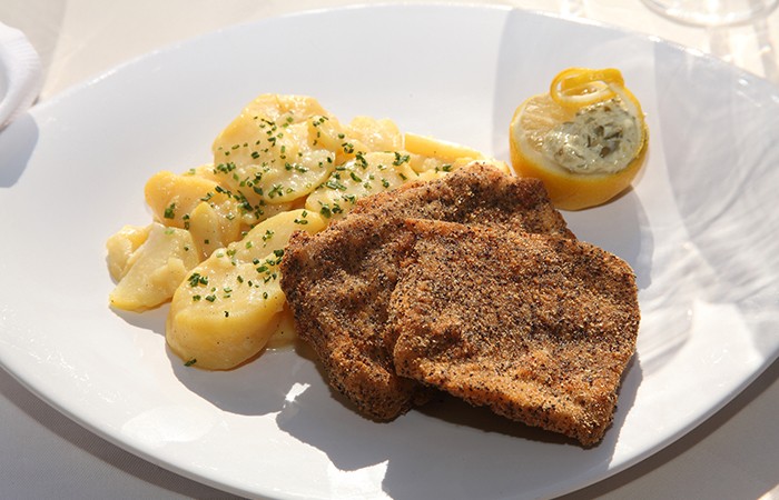 Muss man probiert haben: Das Karpfenfilet fangfrisch aus den Fischteichen des Stiftes Geras, wahlweise in der Mohnkruste. Foto (c) Kunst & Kultur Seminarhotel Geras