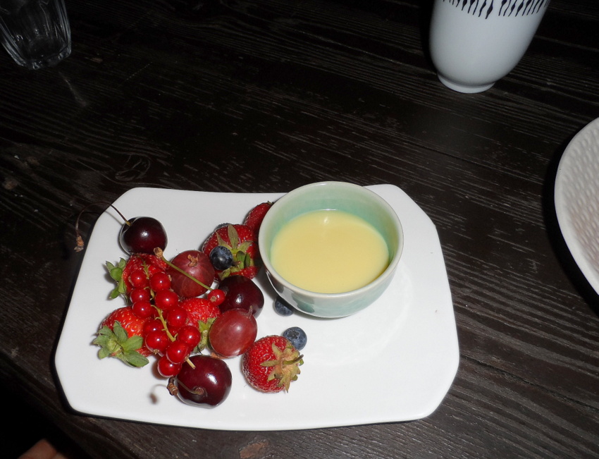 Basilikum Weisse Schoko Fondue + Obst, Euro 7,00, Foto (c) kekinwien.at Basilikum Weisse Schoko Fondue + Obst, Euro 7,00, Foto (c) kekinwien.at