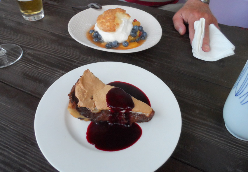 der Welt beste Schokomandel Baiser Torte + Johannisbeeren Sauce, Euro 7,00 im Vordergrund und d e r Shortcake + Pfirsichfrüchte, Euro 7,00, foto (c) kekinwien.at