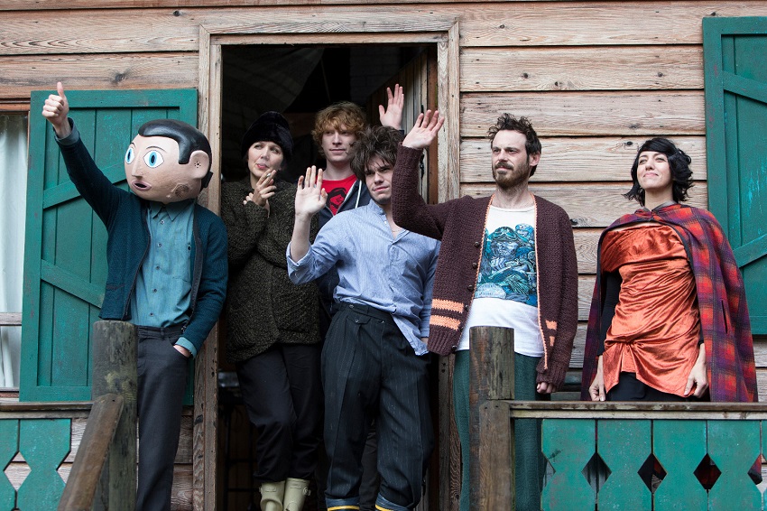 Frank (Michael Fassbender), Clara (Maggie Gyllenhaa), Jon (Domhnall Gleeson), Baraque (François Civil), Don (Scoot McNairy)und Nana (Carla Azar) © Jonathan Hession 