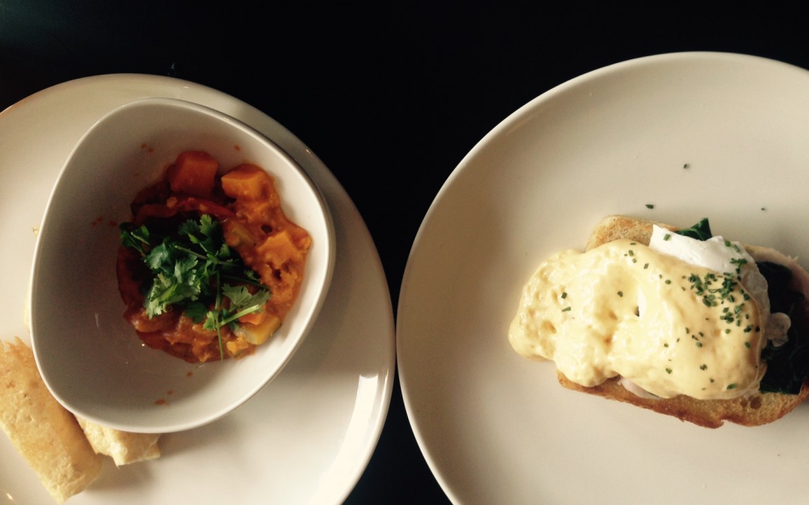 Die Liebe: links Dosa mit Curry, rechts Eggs Benedict, Foto (c) Andrea Pickl - kekinwien.at