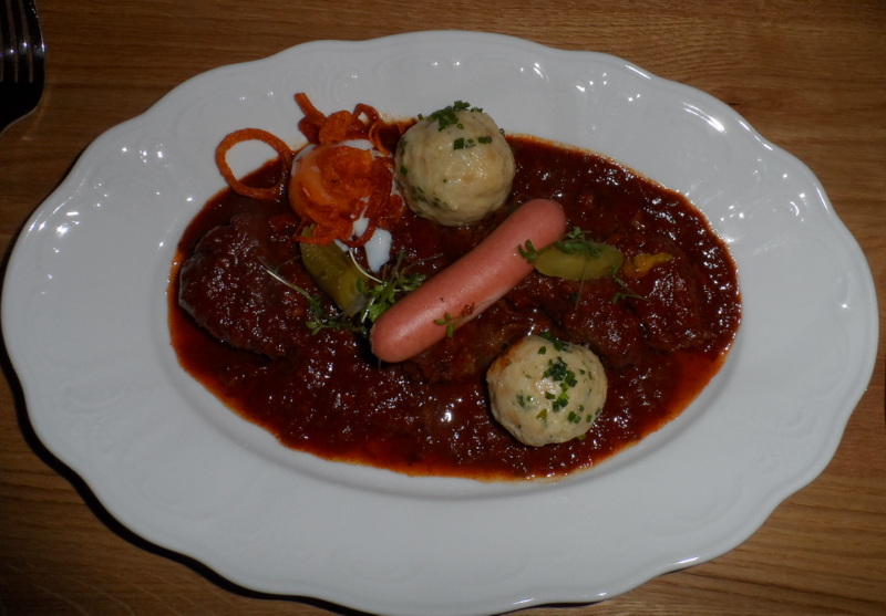 Gulasch mit Ei, Gurke & Knödel € 13,50, Foto (c) Claudia Busser -kekinwien.at