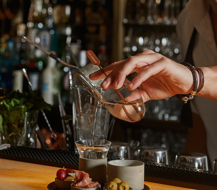 „Absolut Vodkatini D'Elyx“ im neuen Drink Set von Thomas Feichtner für Absolut Vodka. Cocktail um vorausichtlich um Euro 18,00 - nur im Kleinod, Detail aus einem Foto (c) Ursula Schmitz