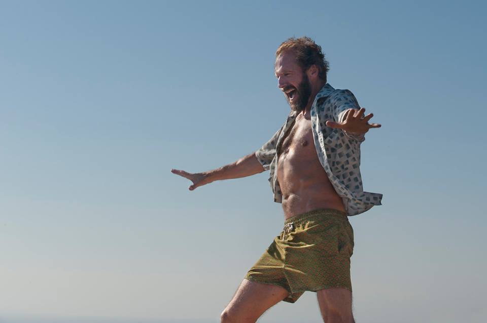 A Bigger Splash. Fiennes tanzt ... Foto (c) A Bigger Splash auf fb A Bigger Splash. Fiennes tanzt ... Foto (c) A Bigger Splash auf fb