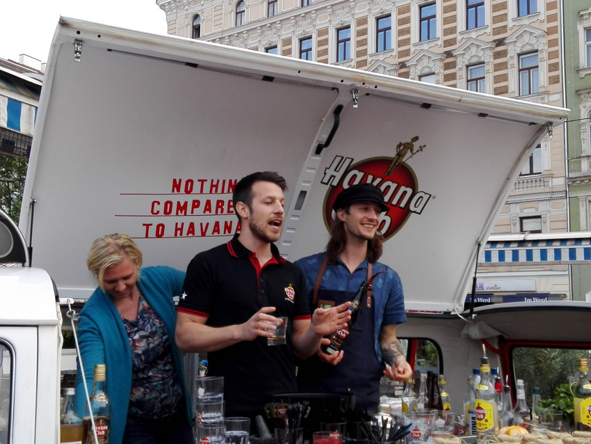 Denisa, Lukas und Robin im Havana Club Bus, Foto (c) Claudia Busser - kekinwien.at