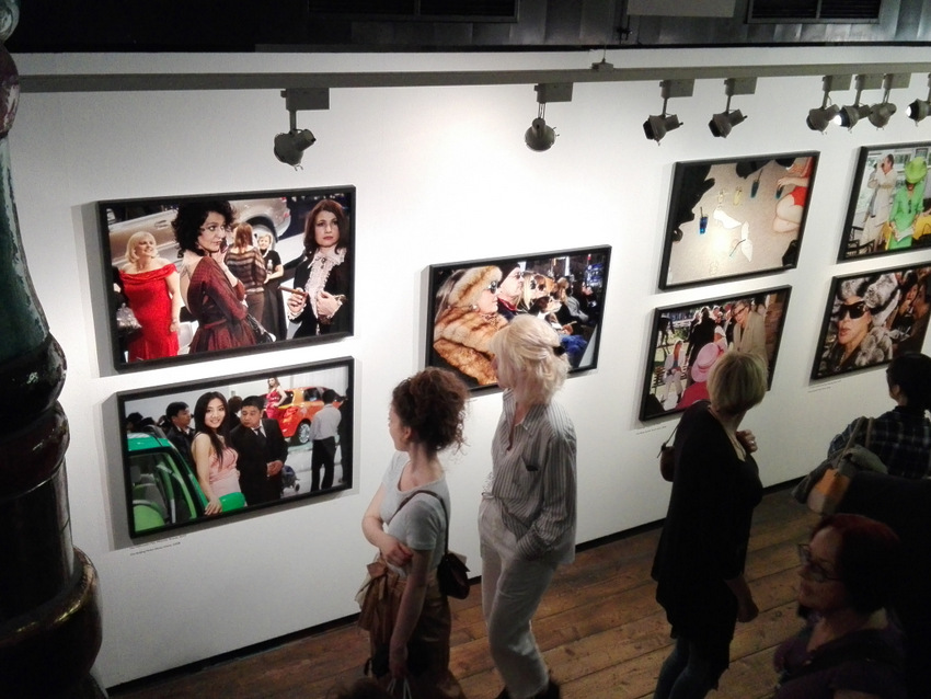 Martin Parr im Kunsthaus am Eröfnungsabend. Frauen, die auf Frauen starren. Foto (c) Claudia Busser - kekinwien.at