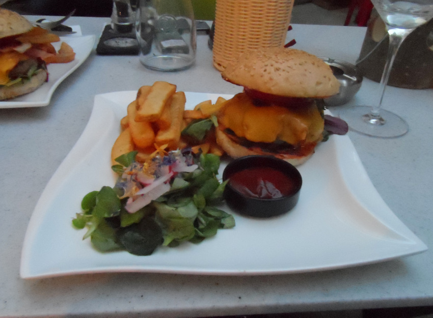 Im Hintergrund der Lammburger, vorne der Velobis Cheeseburger - kekinwien.at Im Hintergrund der Lammburger, vorne der Velobis Cheeseburger - kekinwien.at