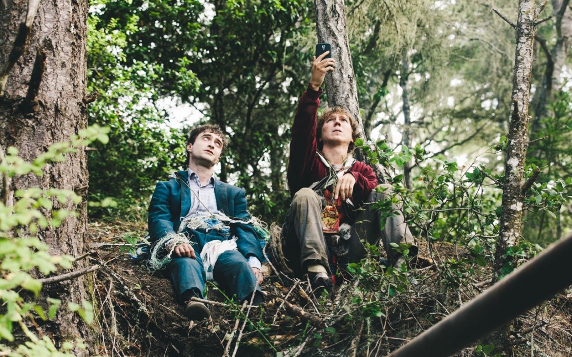 Hank (Paul Dano) und Manny (Daniel Radcliffe) auf ihrem Weg raus aus dem Wald – noch immer ohne Telefonempfang. © Thimfilm Hank (Paul Dano) und Manny (Daniel Radcliffe) auf ihrem Weg raus aus dem Wald – noch immer ohne Telefonempfang. © Thimfilm