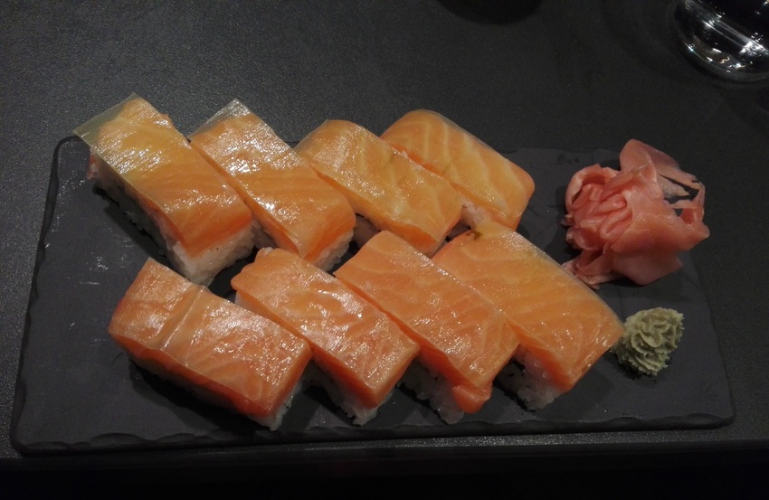 oshizushi-mit-lachs-um-euo-13,90-im-kuro-kekinwien-at