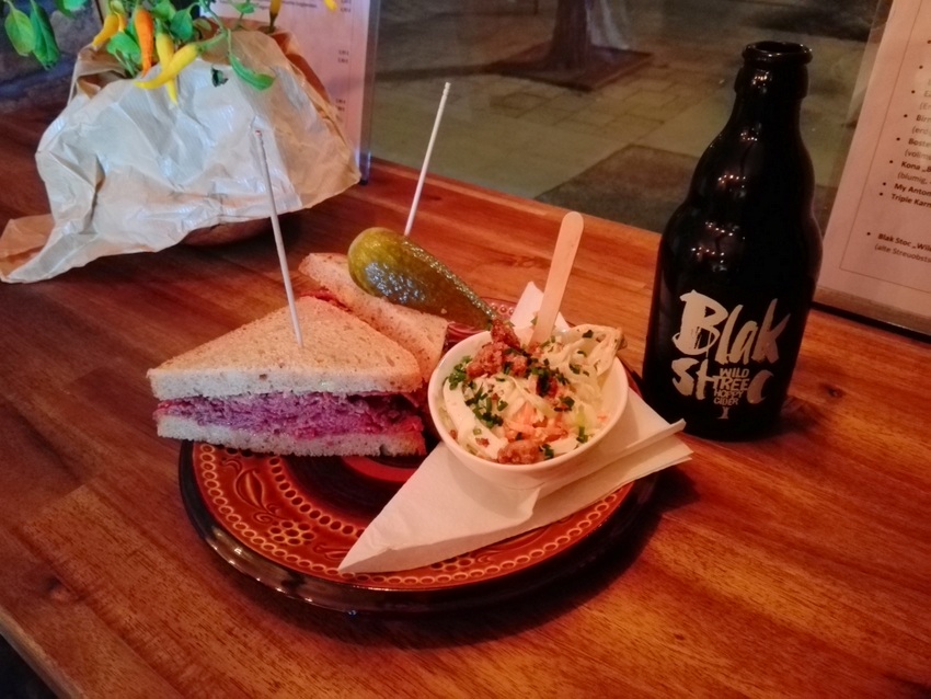 Classic Pastrami, klein, mit Cole Slaw im Pastrami Baby - kekinwien.at classic-pastrami-klein-kekinwien-at