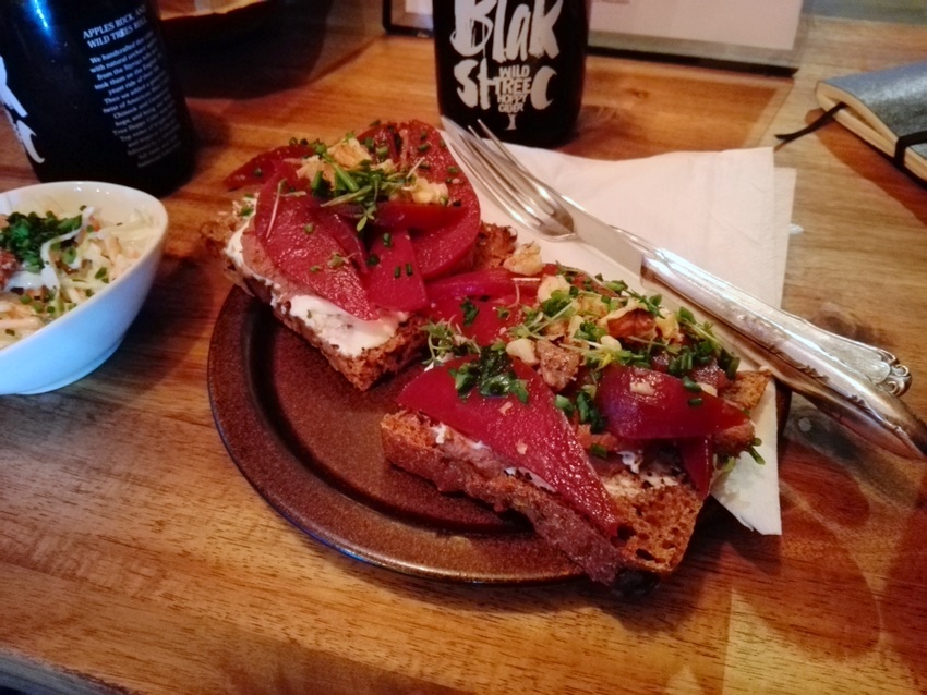 Hühnerleber, Rotweinbirne - kekinwien.at das-brot-mit-huehnerleber-und-birne-im-pastrami-baby-kekinwien-at