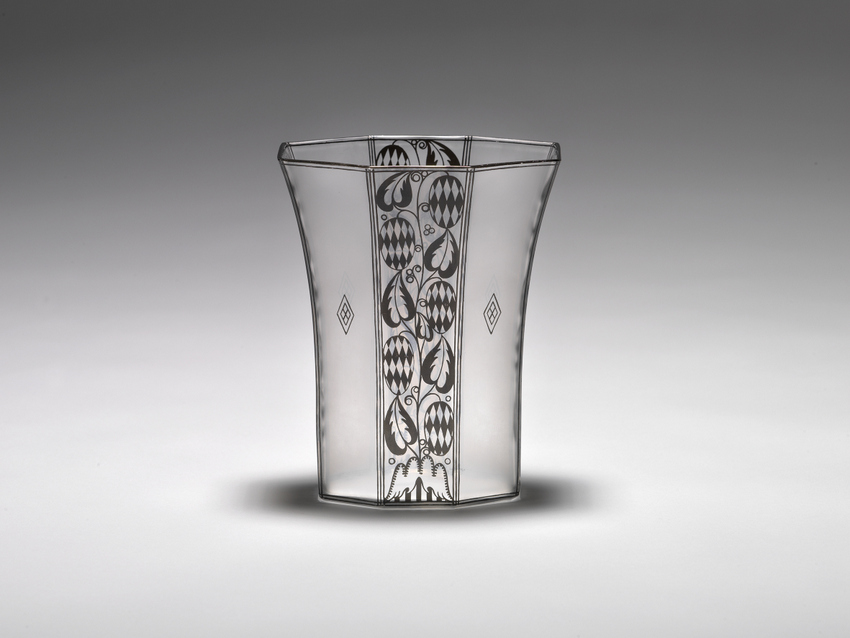 Josef Hoffmann, Vase, 1913; farbloses Glas, geätzt, Bronzitdekor, Ausführung: eine böhmische Manufaktur für J. & L. Lobmeyr, Wien © Peter Kainz/MAK