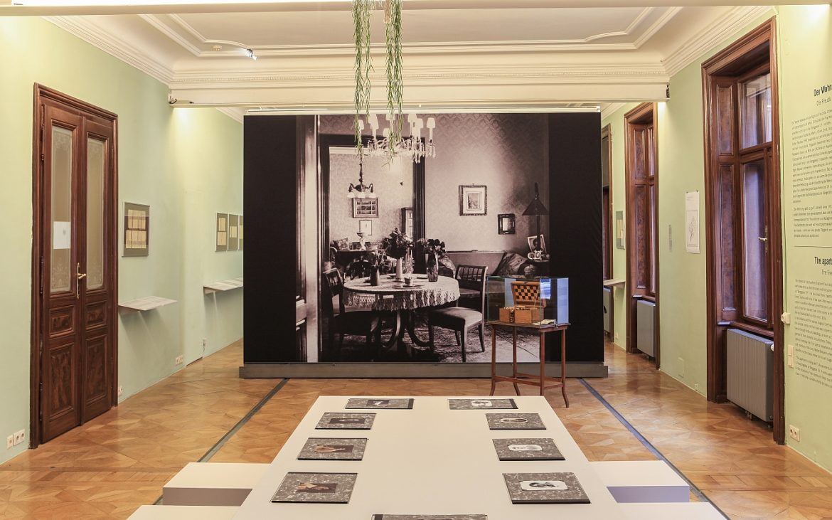 Einblick in die Sonderausstellung im Freud Museum Wien, Ausstellungsansicht (Esszimmer der Familie) Foto (c) Oliver Ottenschläger 